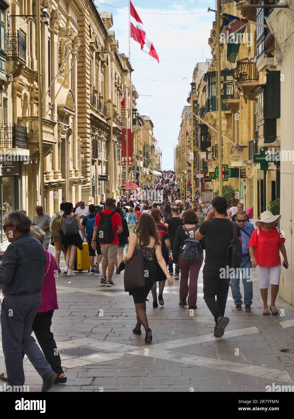 Persone a piedi in Republic Street della città Valletta, Malta (2) Foto Stock