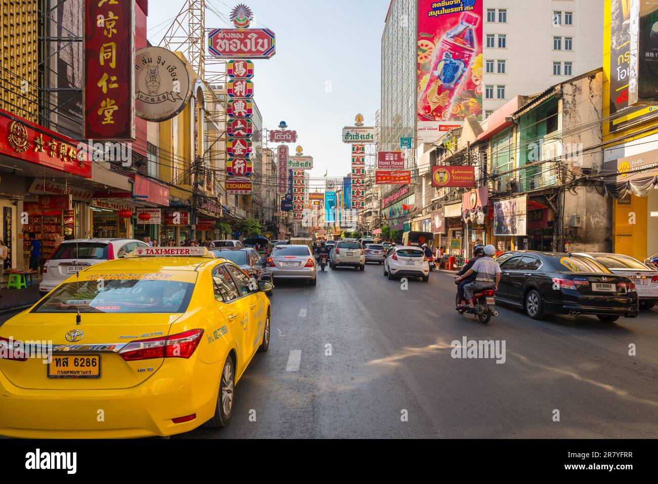 Vita di strada e traffico in una delle più grandi Chinatown del mondo. La strada Yaowarat nel quartiere di Bangkok Samphanthawong Foto Stock