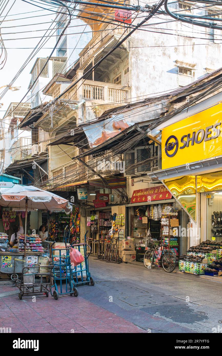 Zona pedonale in una delle più grandi Chinatown del mondo, vita di strada nel quartiere di Bangkok Samphanthawong Foto Stock