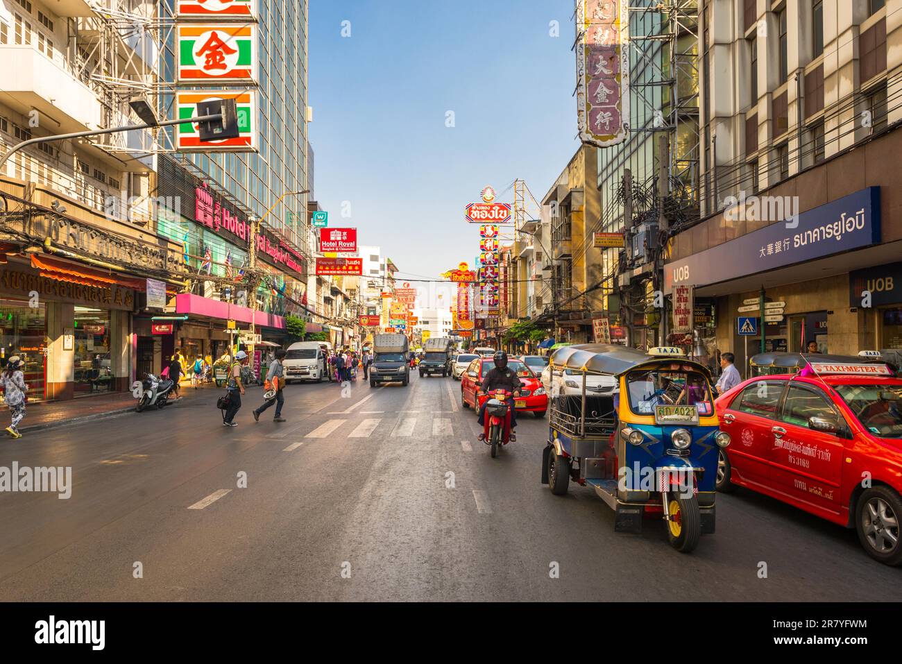 Vita di strada e traffico in una delle più grandi Chinatown del mondo. La strada Yaowarat nel quartiere di Bangkok Samphanthawong Foto Stock