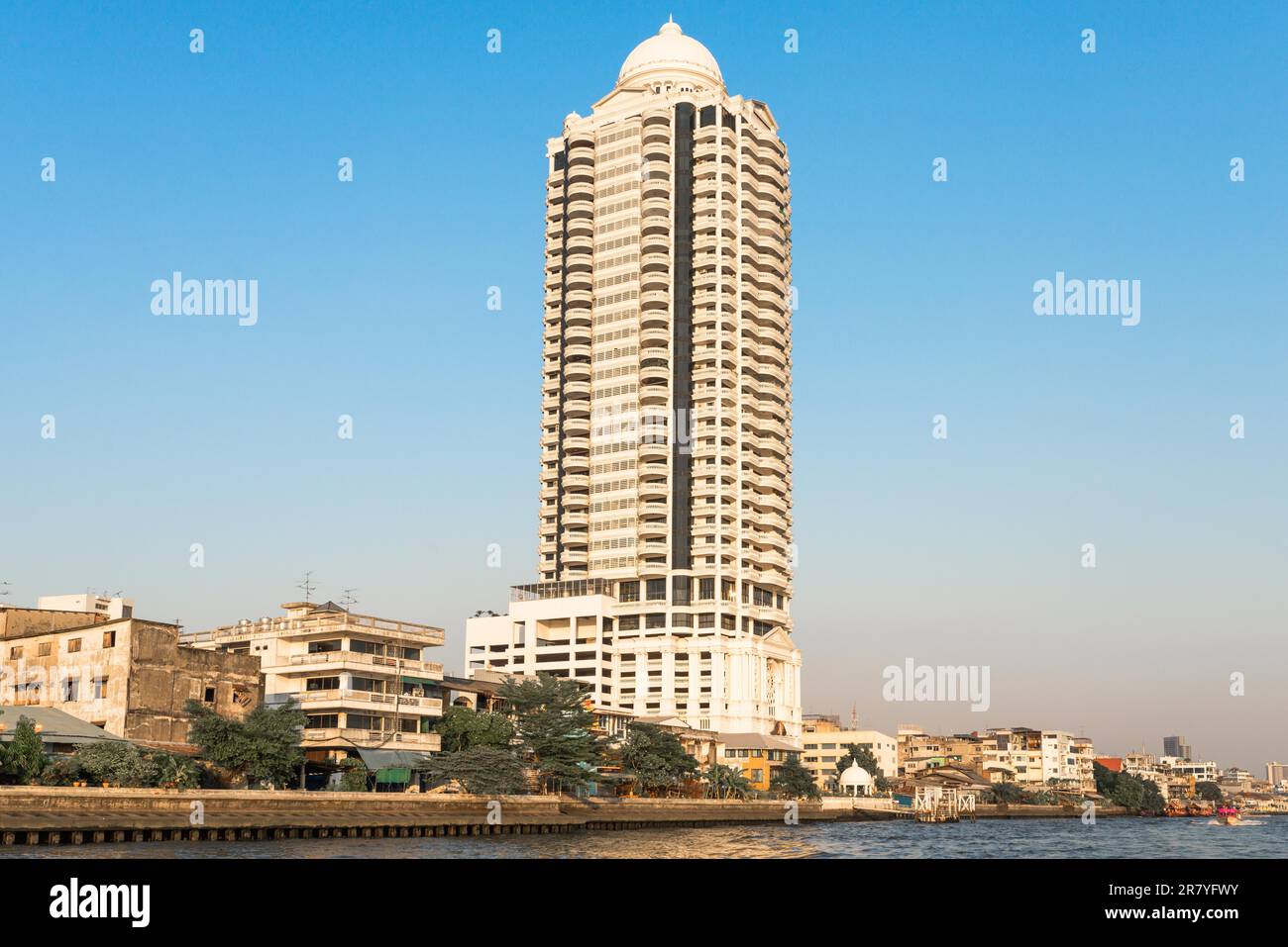 L'alto Bangkok River Park è un complesso residenziale con condomini di lusso, alto 158m metri e 35 piani direttamente sul fiume Chao Phraya, situato in Foto Stock