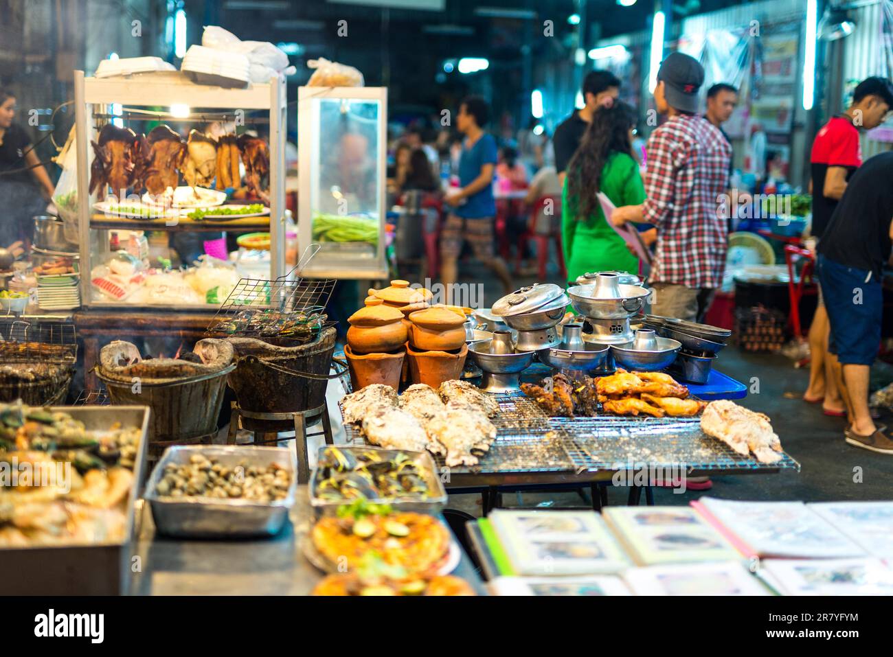 Locali, turisti, gente del paese, gustare tutti i tipi di cibo fresco fatto nelle strade di Bangkok. E' il posto migliore per cibo di strada nel mondo Foto Stock