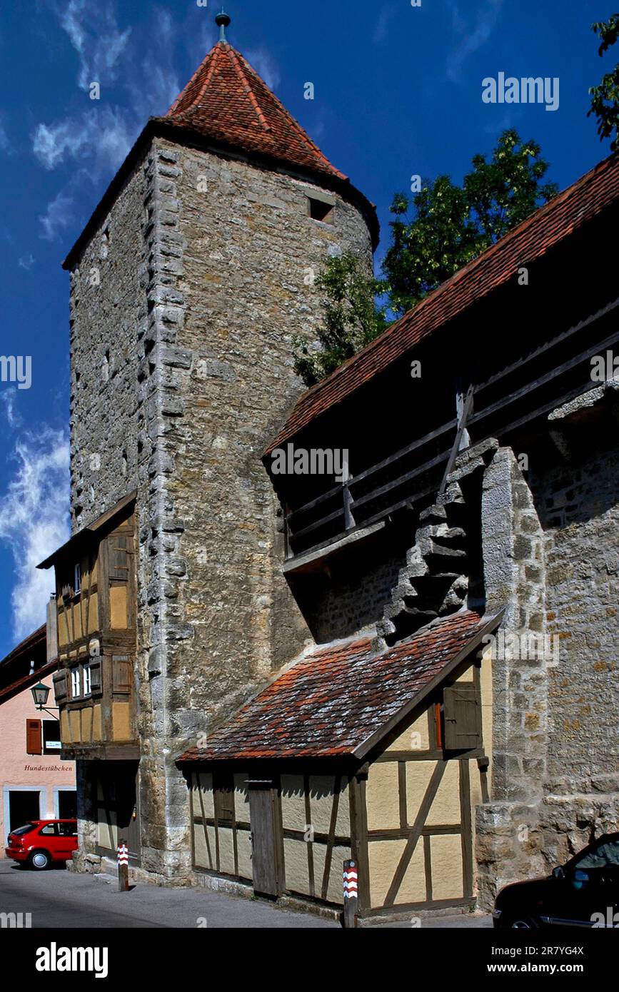 La Torre Hangman o Henkersturm, costruita all'inizio del 1400s d.C. e parte delle mura medievali della città che circondano Rothenburg ob der Tauber, Baviera, Germania. Foto Stock