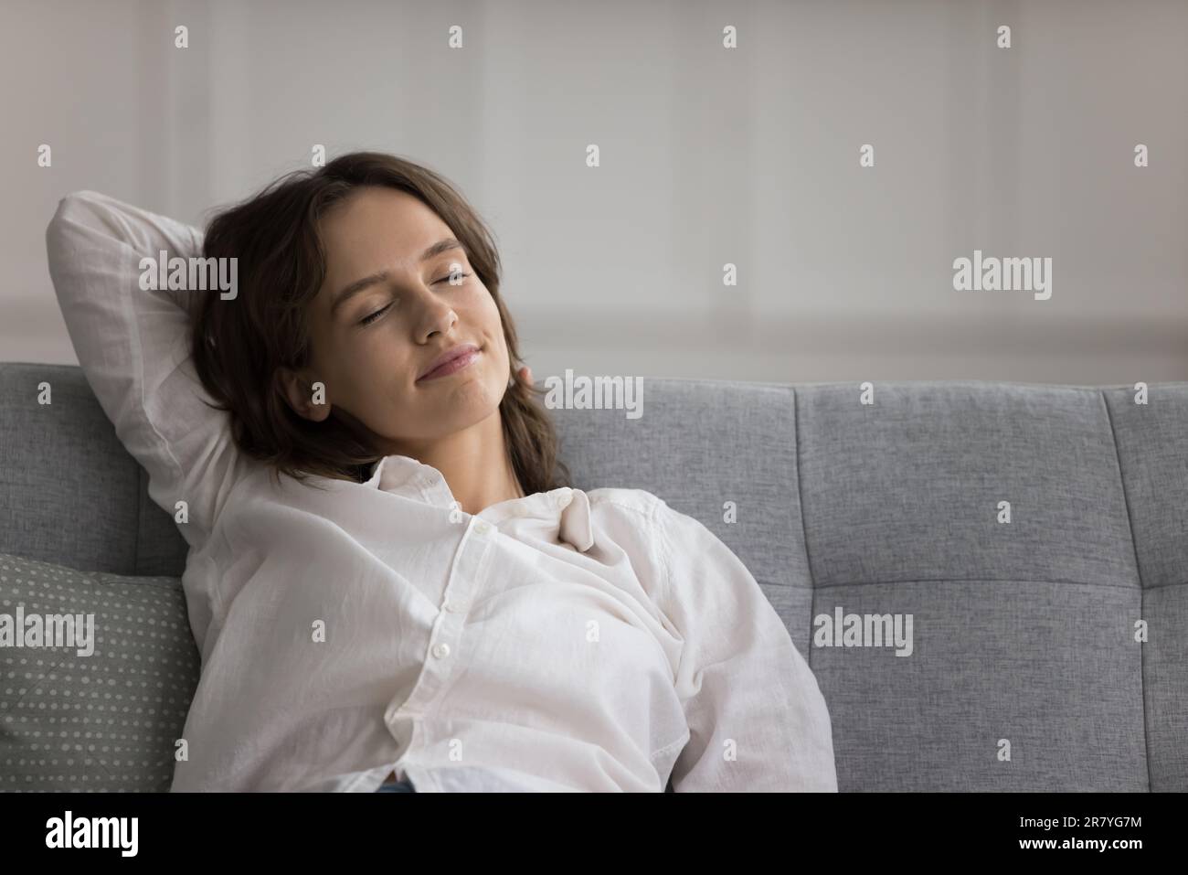 Bella giovane donna si addormentò sul divano Foto Stock