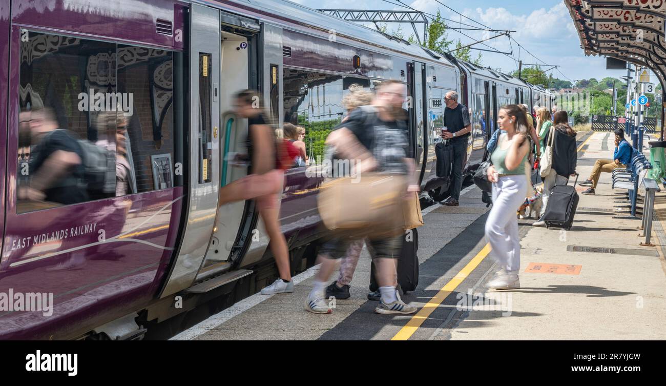 Stazione ferroviaria di Grantham, Lincolnshire, Regno Unito – passeggeri che salpano a bordo di un treno delle East Midlands appena arrivato su un binario Foto Stock