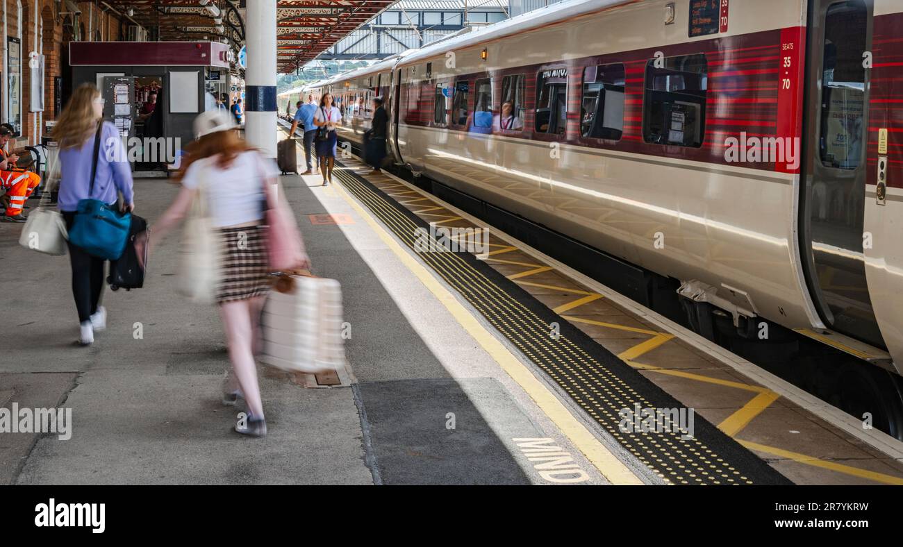 Stazione ferroviaria, Grantham, Lincolnshire, Regno Unito – Un treno Azuma London North Eastern Railway (LNER) nella stazione ferroviaria mentre i passeggeri sbarcano dal treno in una calda giornata estiva Foto Stock