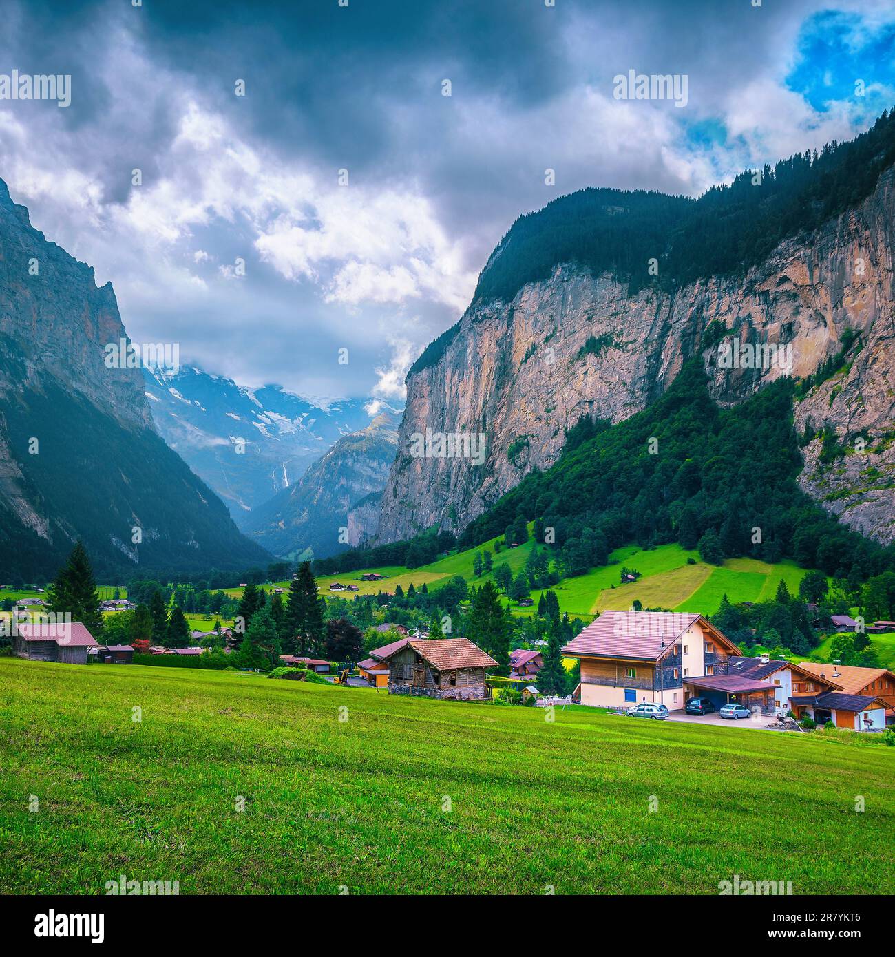 Una delle più belle vallate alpine e famoso villaggio sotto le alte scogliere, Lauterbrunnen, Svizzera, Europa Foto Stock