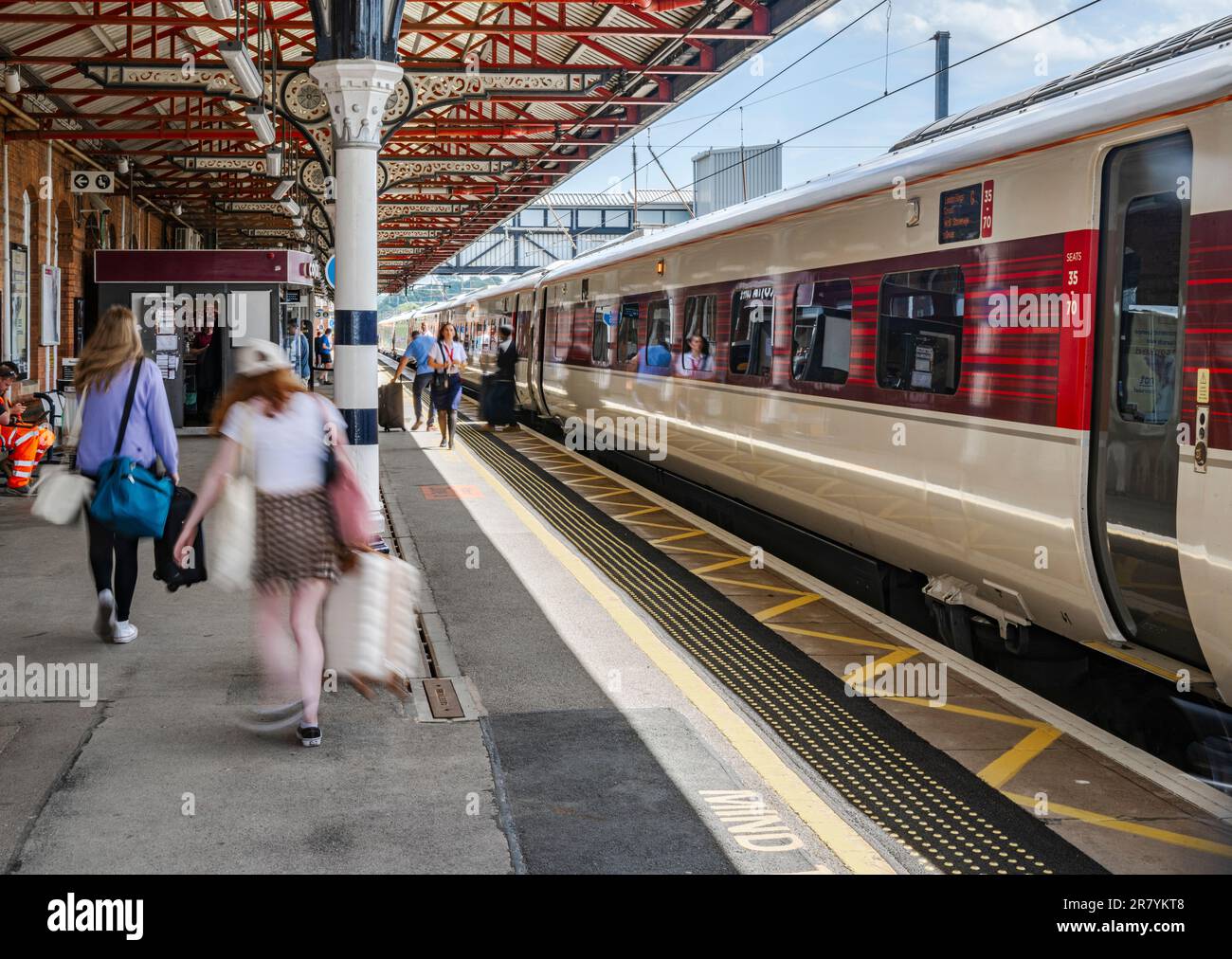 Stazione ferroviaria, Grantham, Lincolnshire, Regno Unito – Un treno Azuma London North Eastern Railway (LNER) nella stazione ferroviaria mentre i passeggeri sbarcano dal treno in una calda giornata estiva Foto Stock