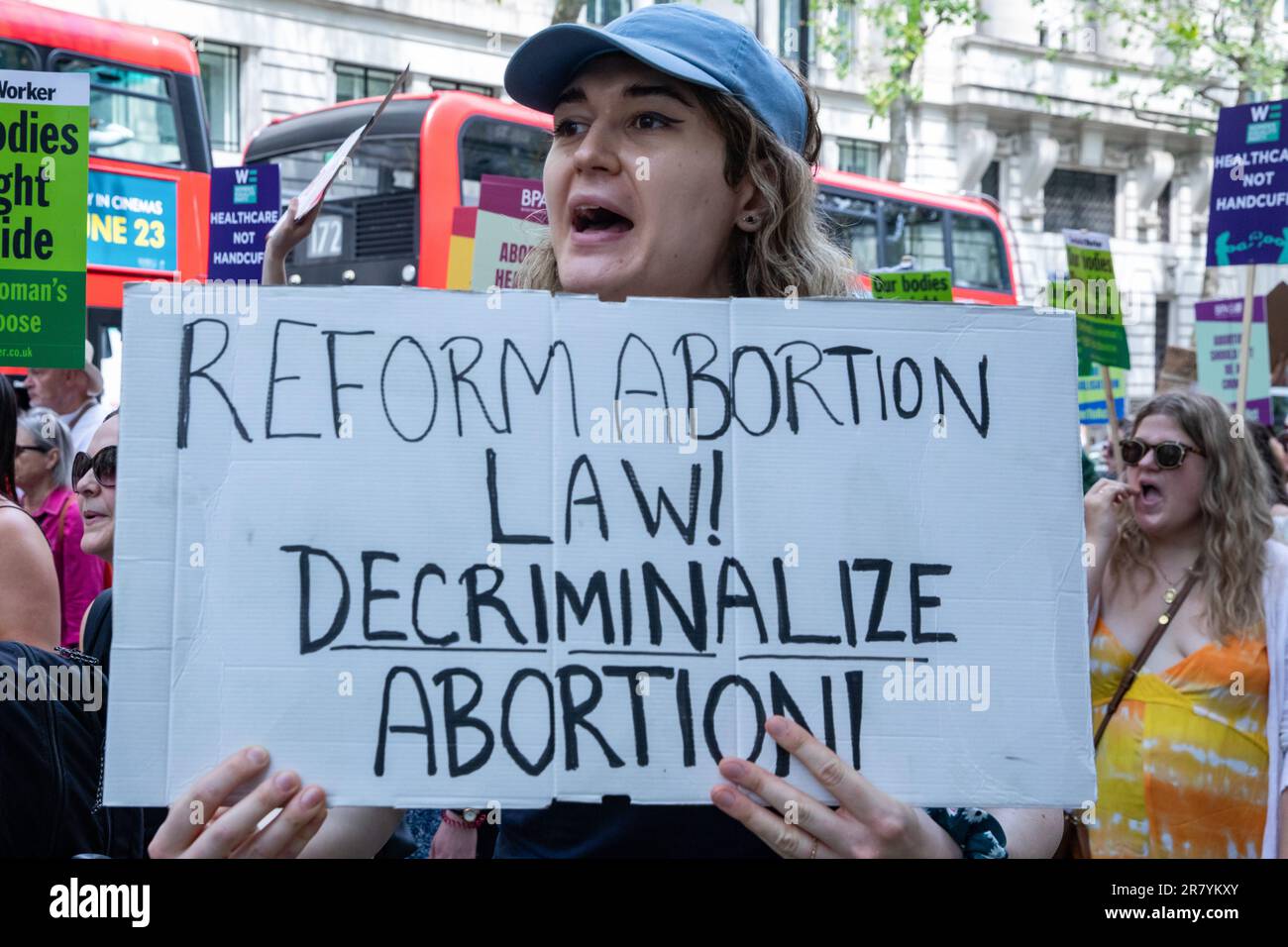 Londra, Regno Unito. 17th giugno, 2023. Gli attivisti di gruppi tra cui il Women's Equality Party, la Fawcett Society e il British Pregnancy Advisory Service (bpas) si sono recati a Westminster per chiedere la riforma della legge sull'aborto. La marcia è stata organizzata a sostegno della depenalizzazione dopo che una donna è stata condannata a due anni e quattro mesi di carcere per aver procurato droghe per indurre un aborto dopo il limite legale. Credit: Notizie dal vivo di Mark Kerrison/Alamy Foto Stock