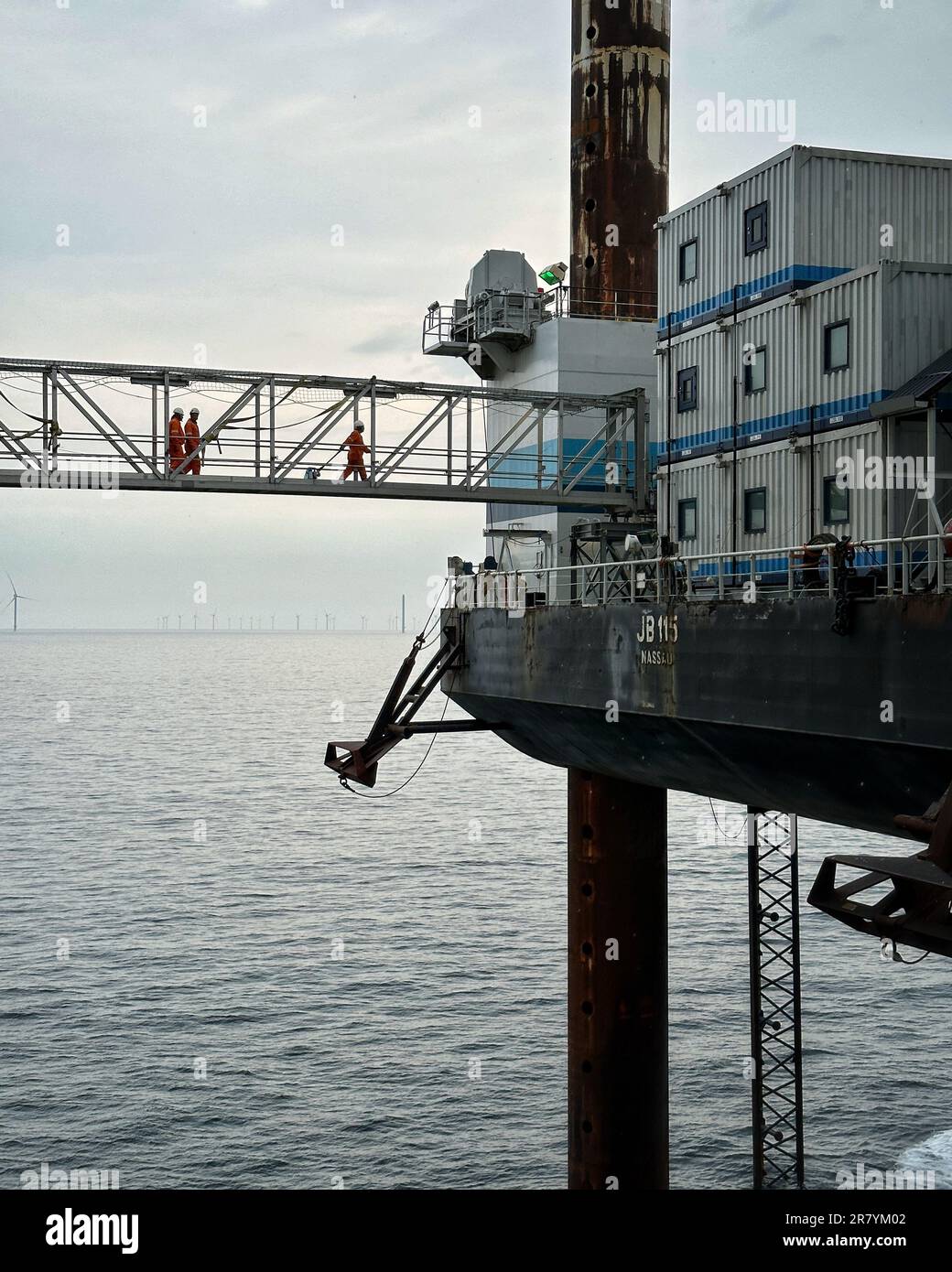 Jack Up Barge, gestito da JuB J115. Situato nel Mare del Nord. Foto Stock