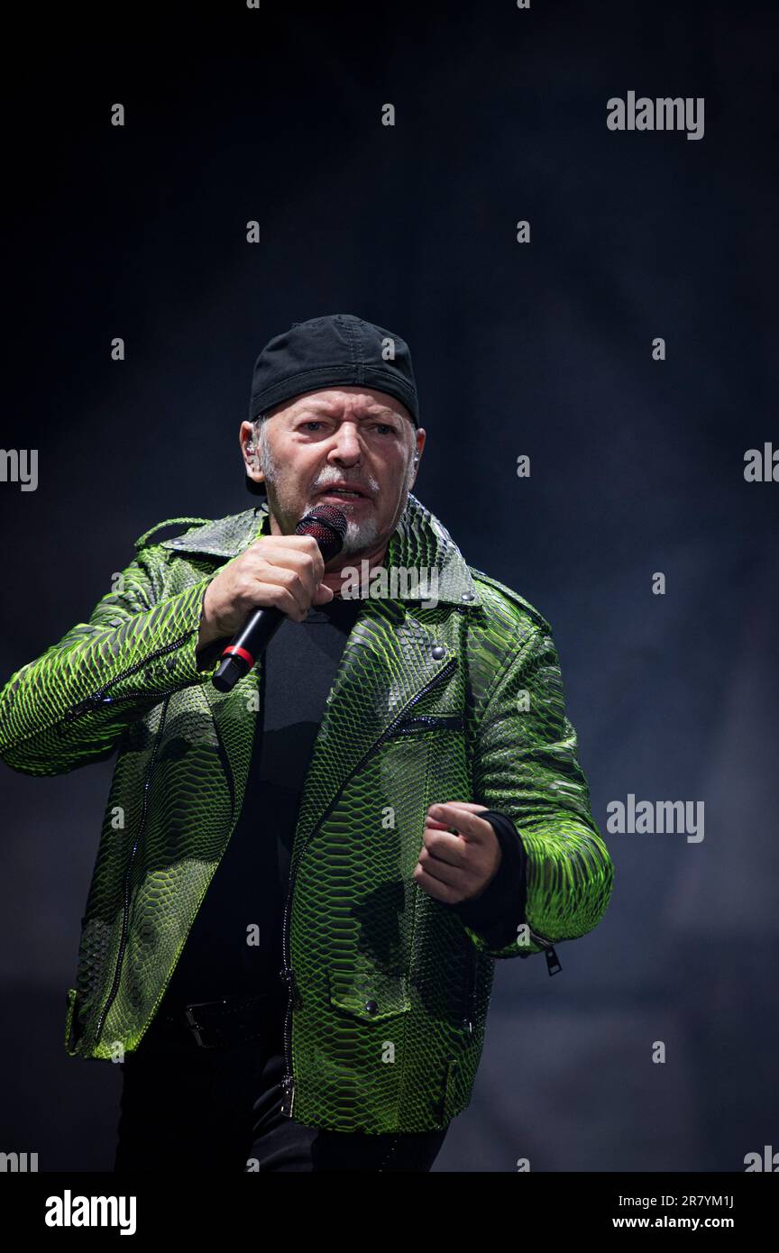 Roma, Italia. 17th giugno, 2023. Roma 17/06/2023 Stadio Olimpico. Vasco Rossi ha suonato la seconda data romana allo Stadio Olimpico di Roma continuando ad essere esaurito ogni giorno del tour. Nella foto: Vasco Rossi Credit: Independent Photo Agency/Alamy Live News Foto Stock