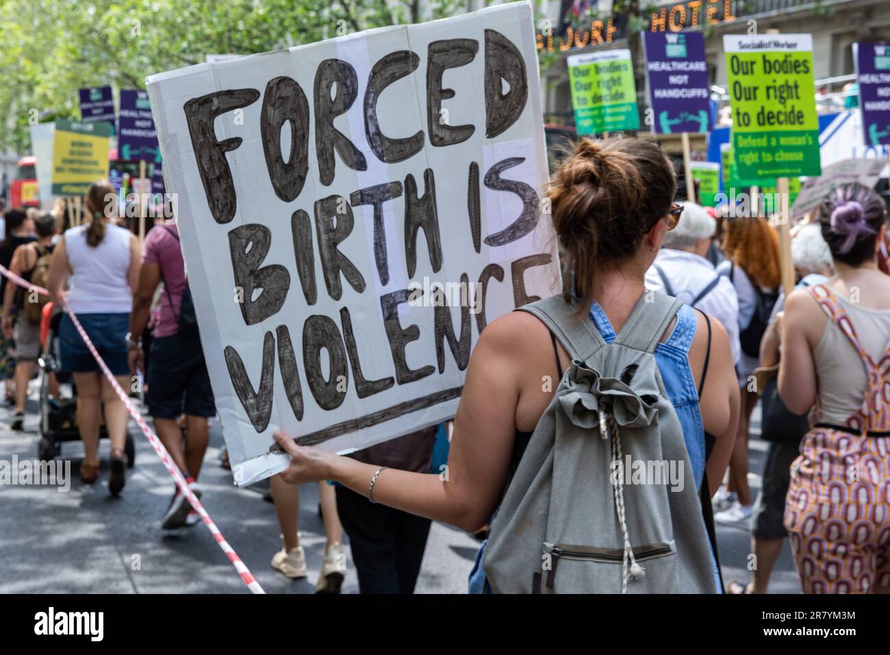 Londra, Regno Unito. 17th giugno, 2023. Gli attivisti di gruppi tra cui il Women's Equality Party, la Fawcett Society e il British Pregnancy Advisory Service (bpas) si sono recati a Westminster per chiedere la riforma della legge sull'aborto. La marcia è stata organizzata a sostegno della depenalizzazione dopo che una donna è stata condannata a due anni e quattro mesi di carcere per aver procurato droghe per indurre un aborto dopo il limite legale. Credit: Notizie dal vivo di Mark Kerrison/Alamy Foto Stock