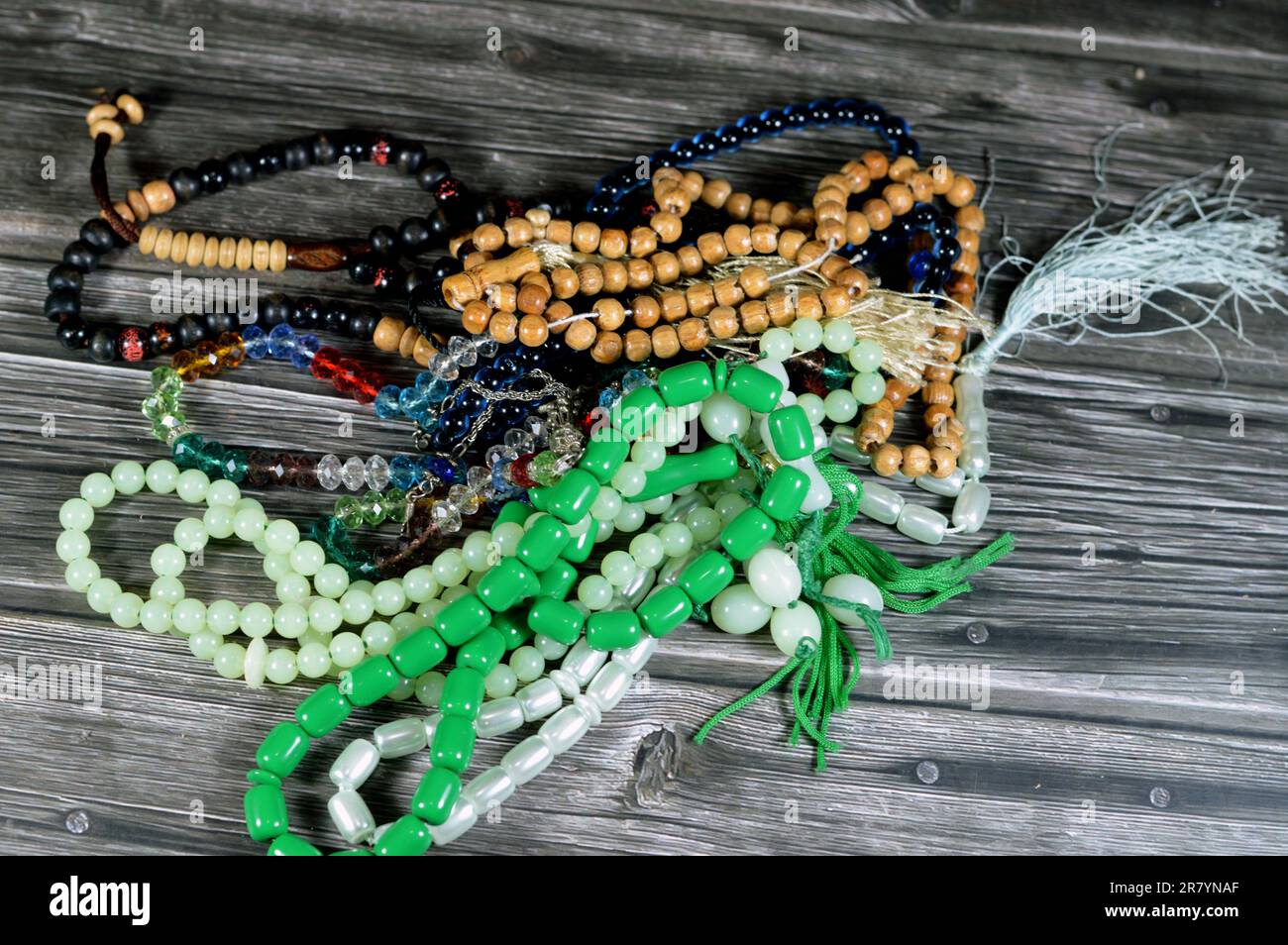 Perline di preghiera, una forma di beadwork usata per contare le ripetizioni delle preghiere, Una misbaha, un dispositivo usato per contare le preghiere islamiche tasbih zekr lodare Foto Stock