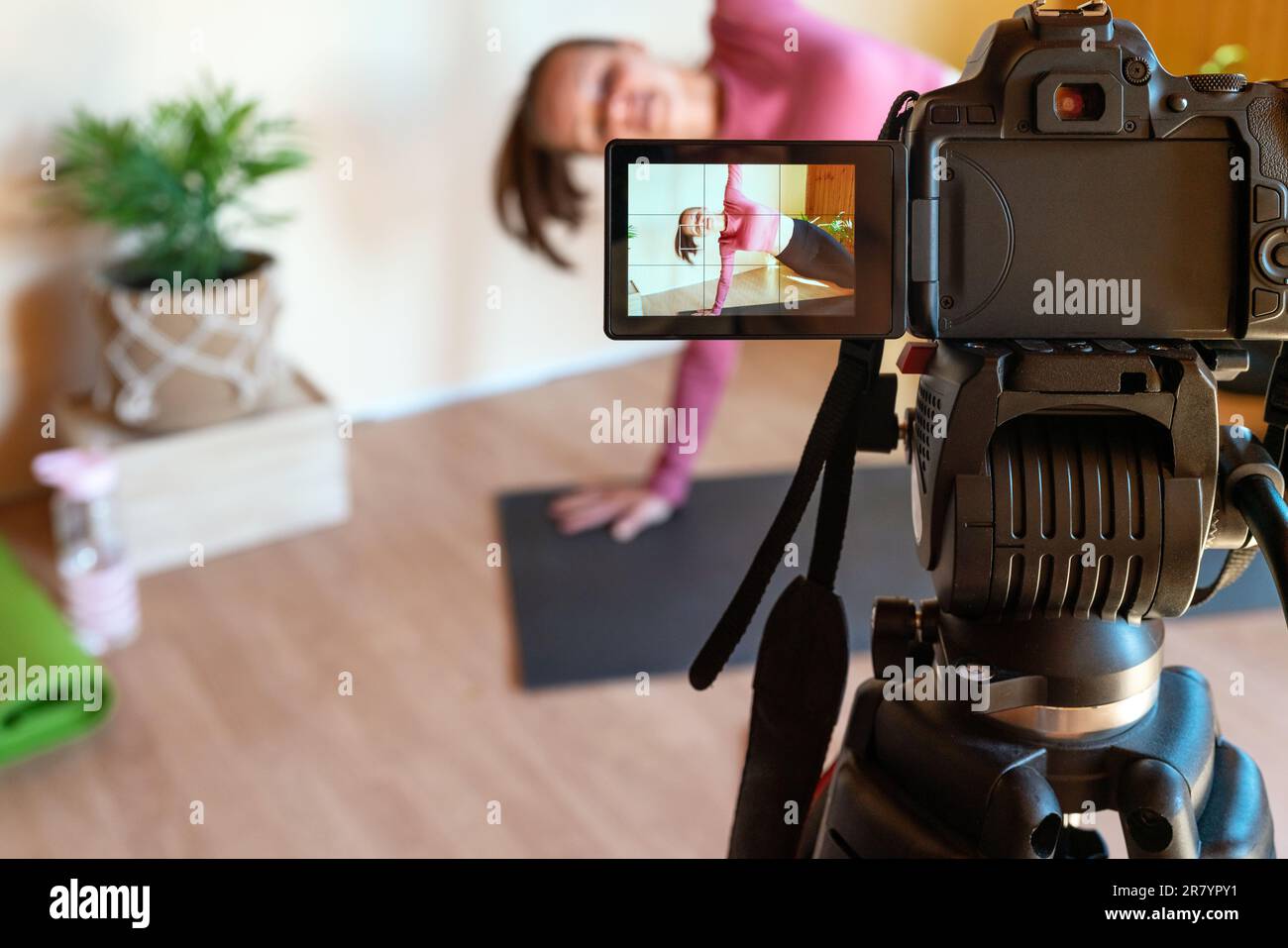 Sport online vlogging, fitness coach registrazione corso di allenamento utilizzando la videocamera per lo streaming su Internet. Foto Stock