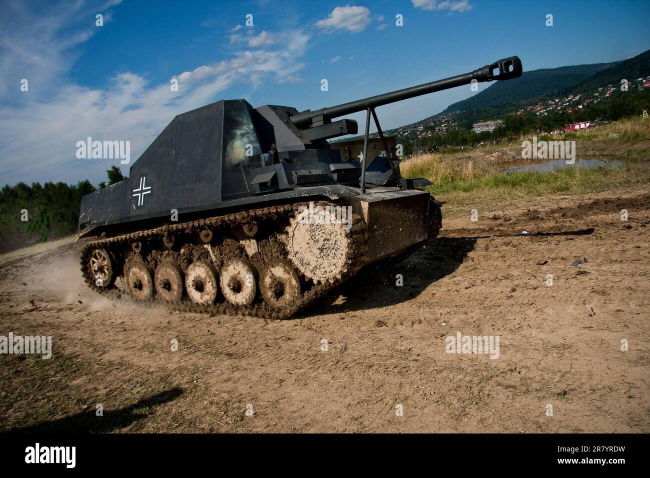 Nashorn cacciacarri tedesco della seconda guerra mondiale che cavalcava sul campo. Foto Stock