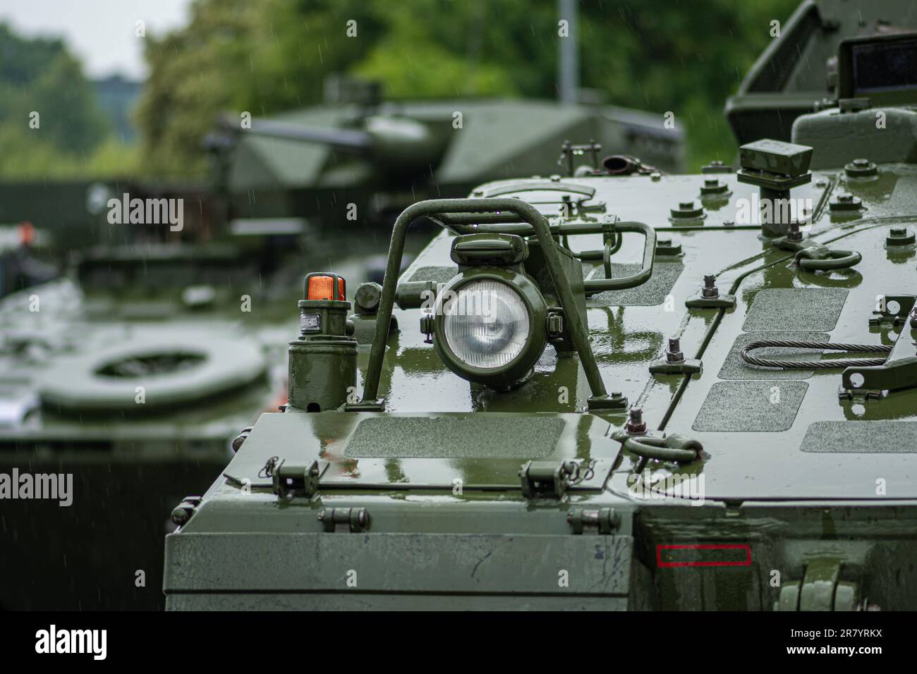 Carri armati armati e veicoli da combattimento per la fanteria militare pronti a muoversi sotto la pioggia, forza terrestre lituana, forza di risposta NATO Foto Stock