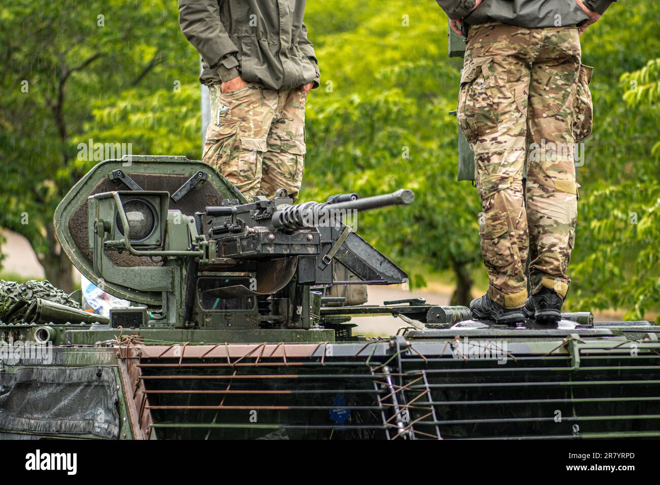 I soldati su un veicolo militare Stryker combattono con una mitragliatrice e un sistema laser anti-drone rivolto verso il cielo in Ucraina durante la controffensiva Foto Stock