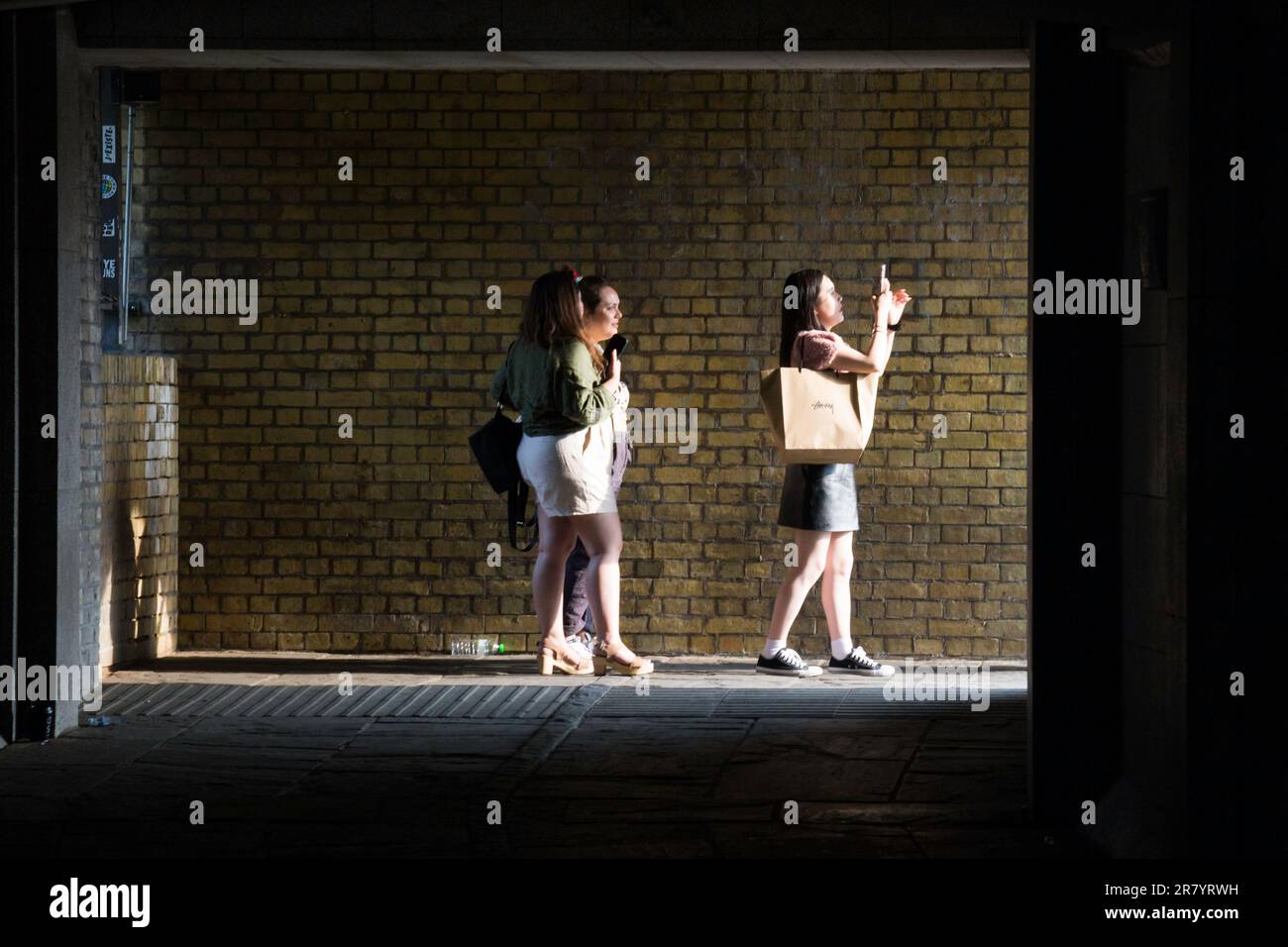 Tre turisti che scattano foto del Big ben e dei luoghi di interesse di Londra Foto Stock