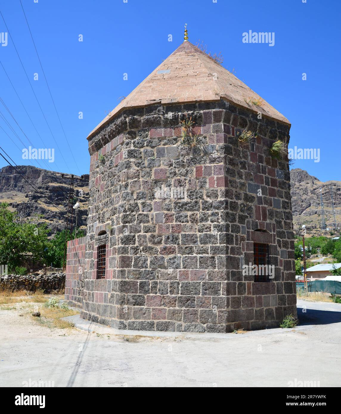 Situata a Mazgirt, Turchia, la moschea e la tomba Elti Hatun è stata costruita nel 1257. Foto Stock
