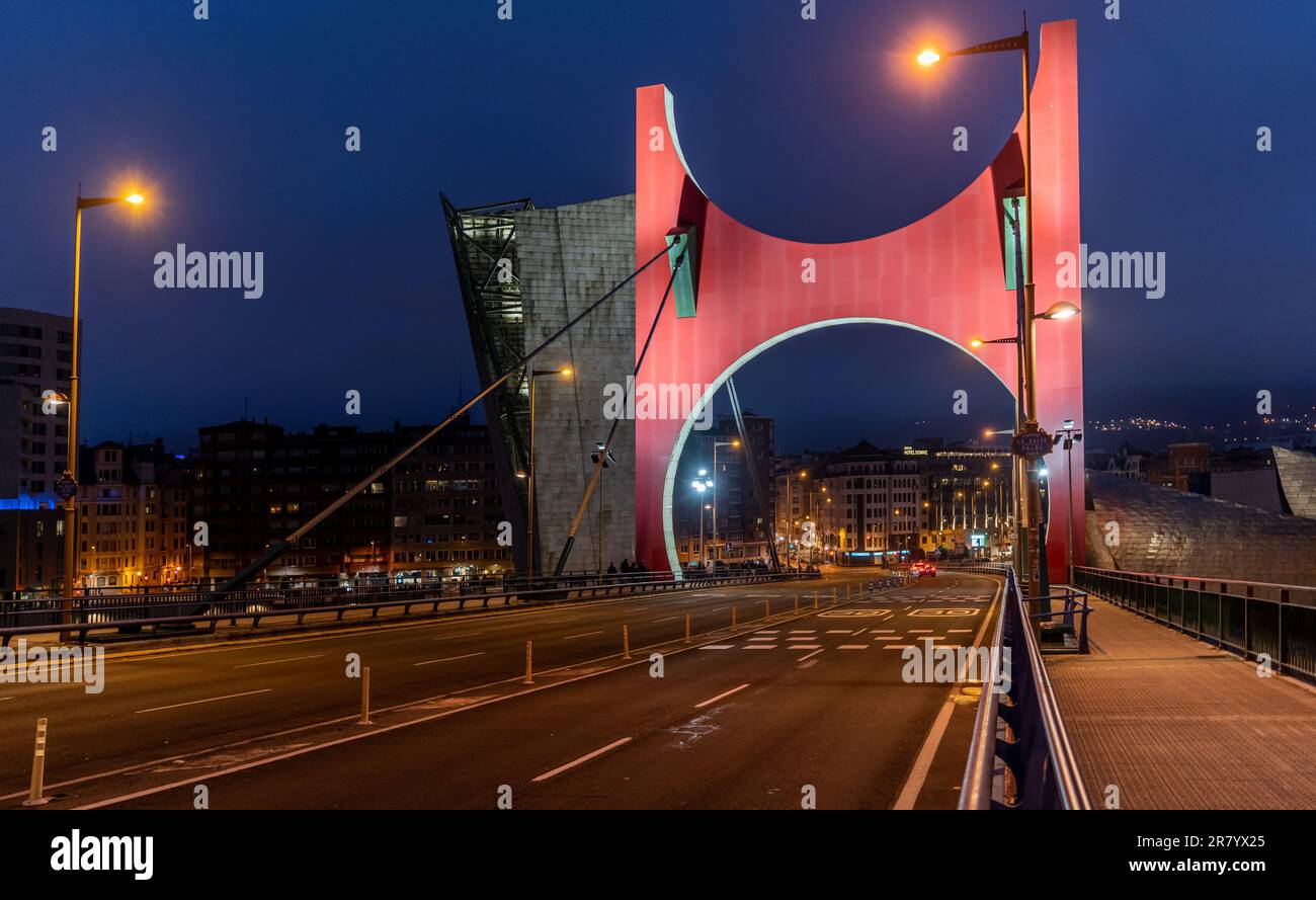 Bilbao, Spagna - 15 aprile 2022: Scultura di Daniel Buren, Arcos Rojos sul ponte la Salve di Bilbao di notte Foto Stock