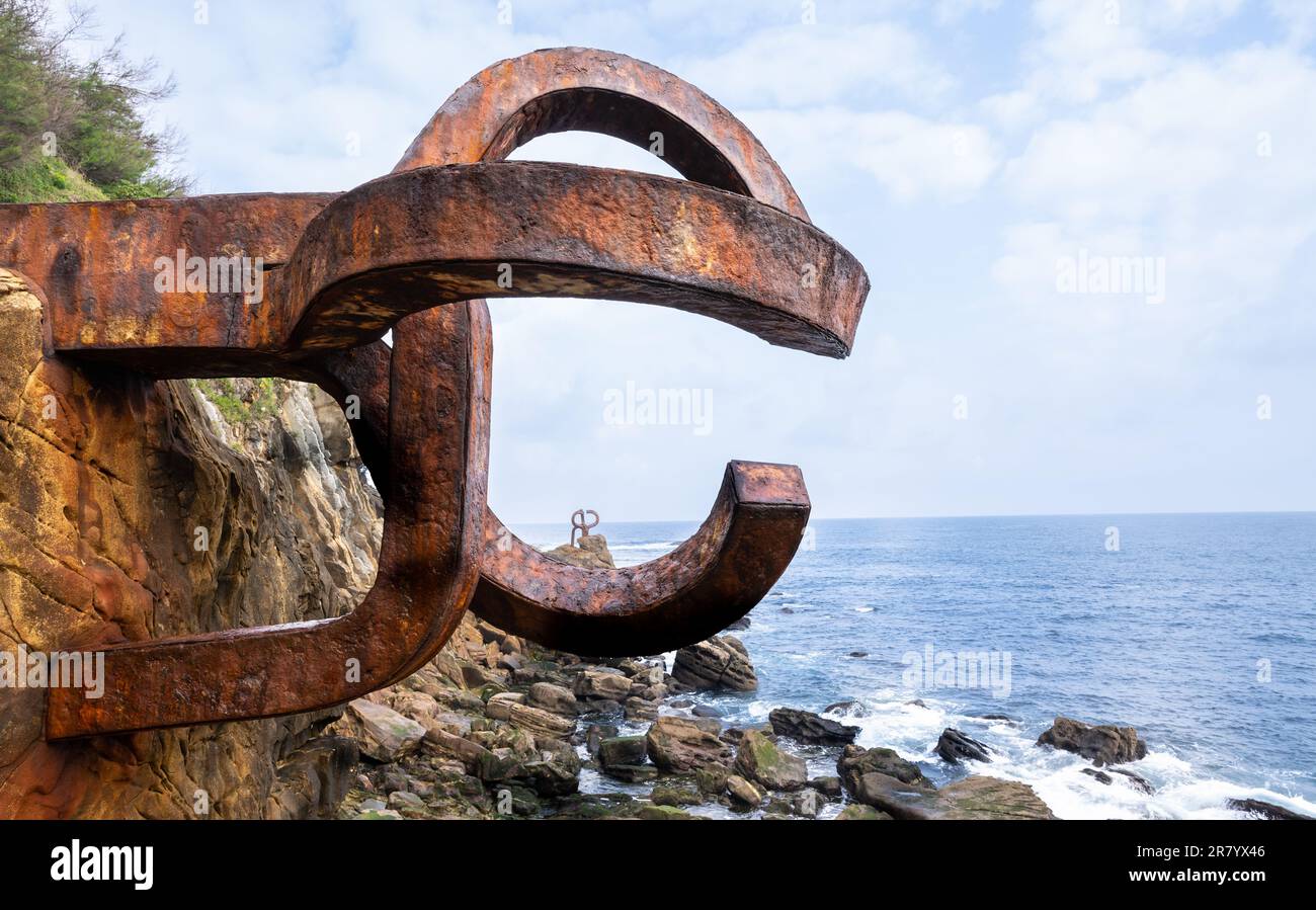 San Sebastian, Spagna - 18 aprile 2022: Scultura 'pettine del Vento' situata a Ondarreta Beach, San Sebastián, Spagna. Creato dallo scultore basco Foto Stock