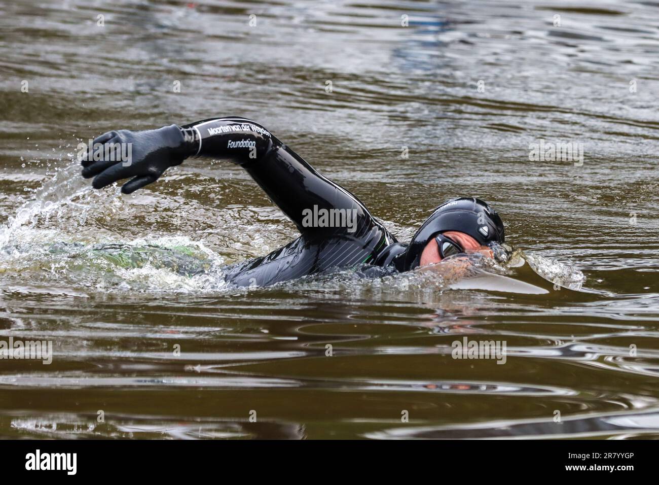 LEEUWARDEN - Maarten van der Weijden ha iniziato il suo estremo triathlon Elfsteden. Egli fa questo per raccogliere il maggior numero di soldi possibile per la ricerca sul cancro. Cercherà di percorrere il percorso di oltre 200 chilometri lungo le undici città frisone, prima nuotando, poi pedalando e infine camminando. ANP / Hollandse Hoogte / Anton Kappers paesi bassi out - belgio out Foto Stock