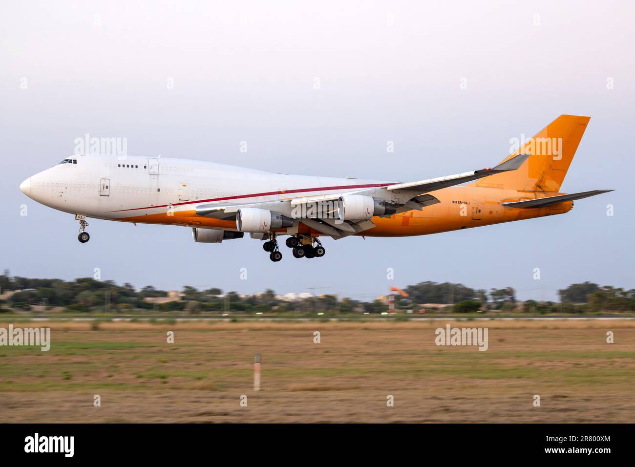 Aerotrans Cargo Boeing 747-412(BDSF) (Reg.: ER-BAJ) arrivo dopo il tramonto con carico per le riprese di Gladiator II da Marrakech, Marocco. Foto Stock