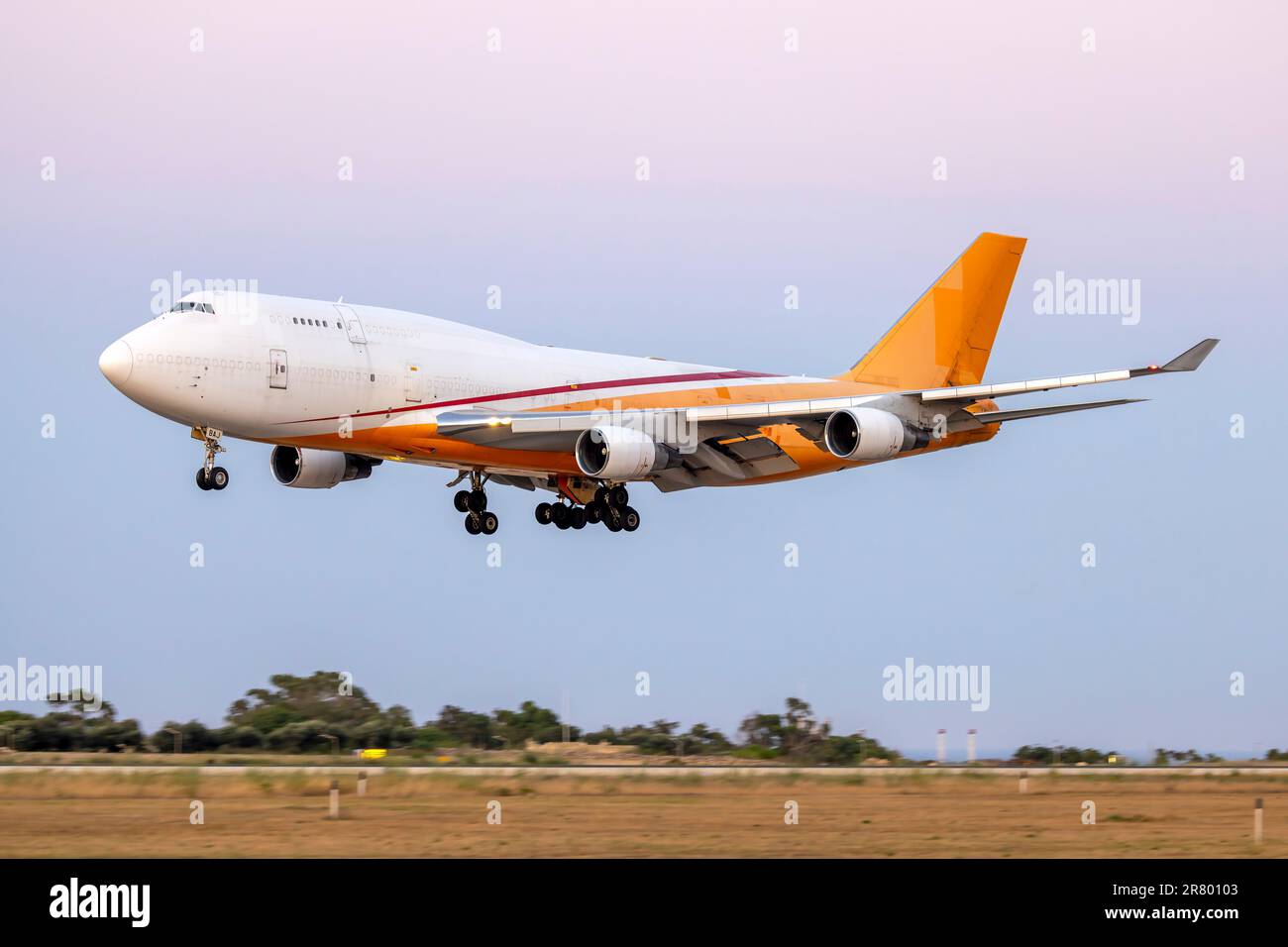 Aerotrans Cargo Boeing 747-412(BDSF) (Reg.: ER-BAJ) arrivo dopo il tramonto con carico per le riprese di Gladiator II da Marrakech, Marocco. Foto Stock