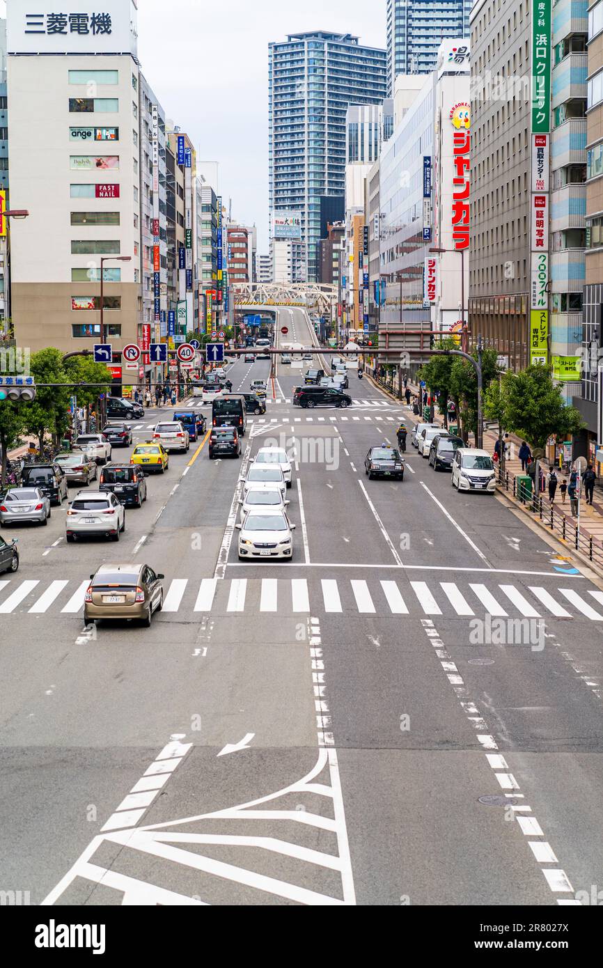 Vista lungo la Route 176 a Umeda, Osaka. Tipica scena urbana con alti edifici su entrambi i lati della strada multi-laned, cartelli direzionali sopraelevati. Foto Stock