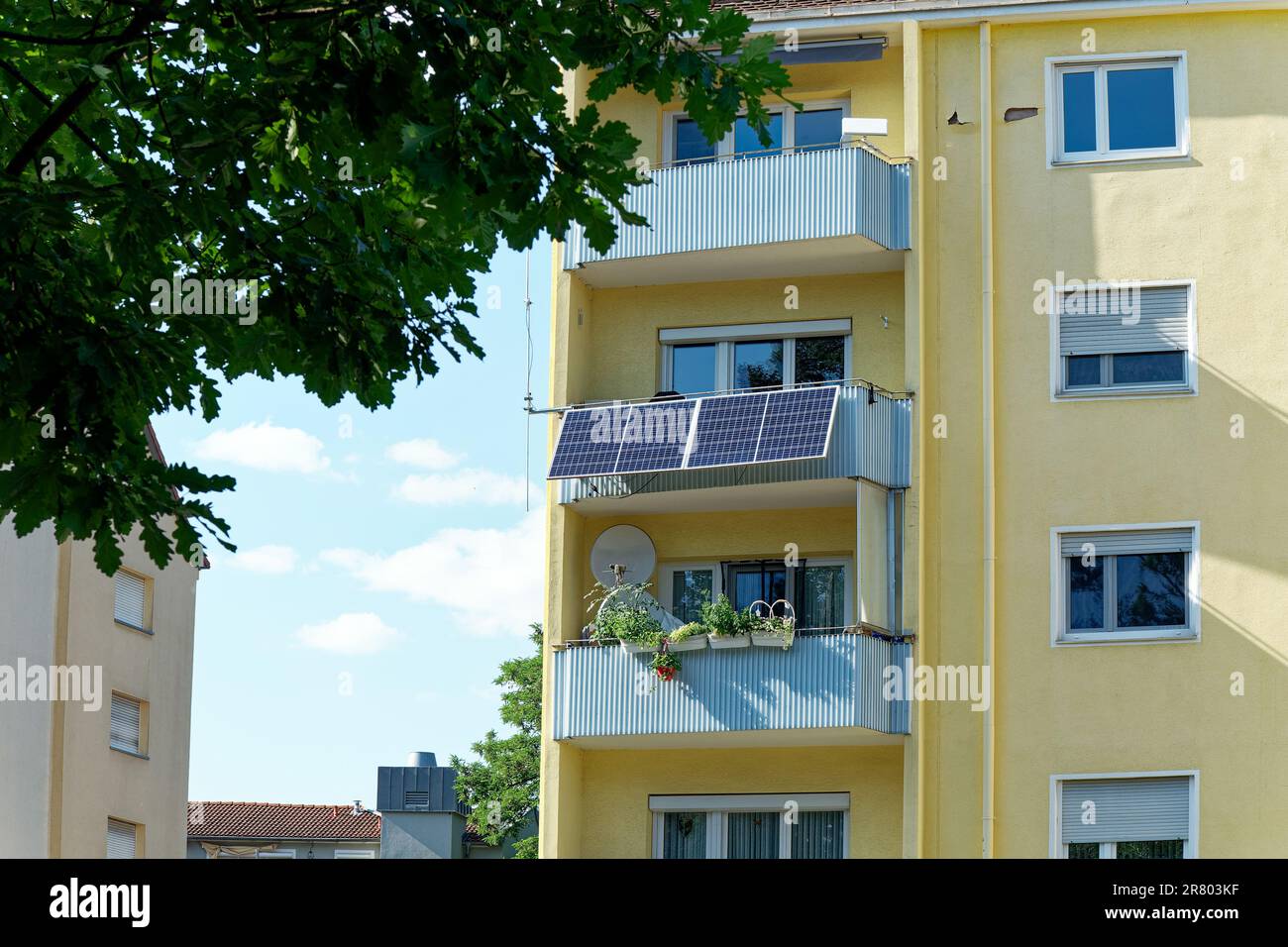 Centrale elettrica con balcone, impianto privato per la fornitura di energia solare, elementi fotovoltaici su un balcone di un condominio Foto Stock