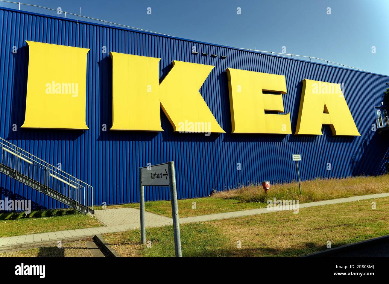 Foto simbolica del commercio al dettaglio, logo aziendale del rivenditore di mobili Ikea sulla facciata Foto Stock