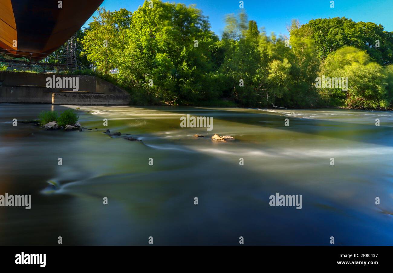 fiume fluente in una lunga esposizione Foto Stock