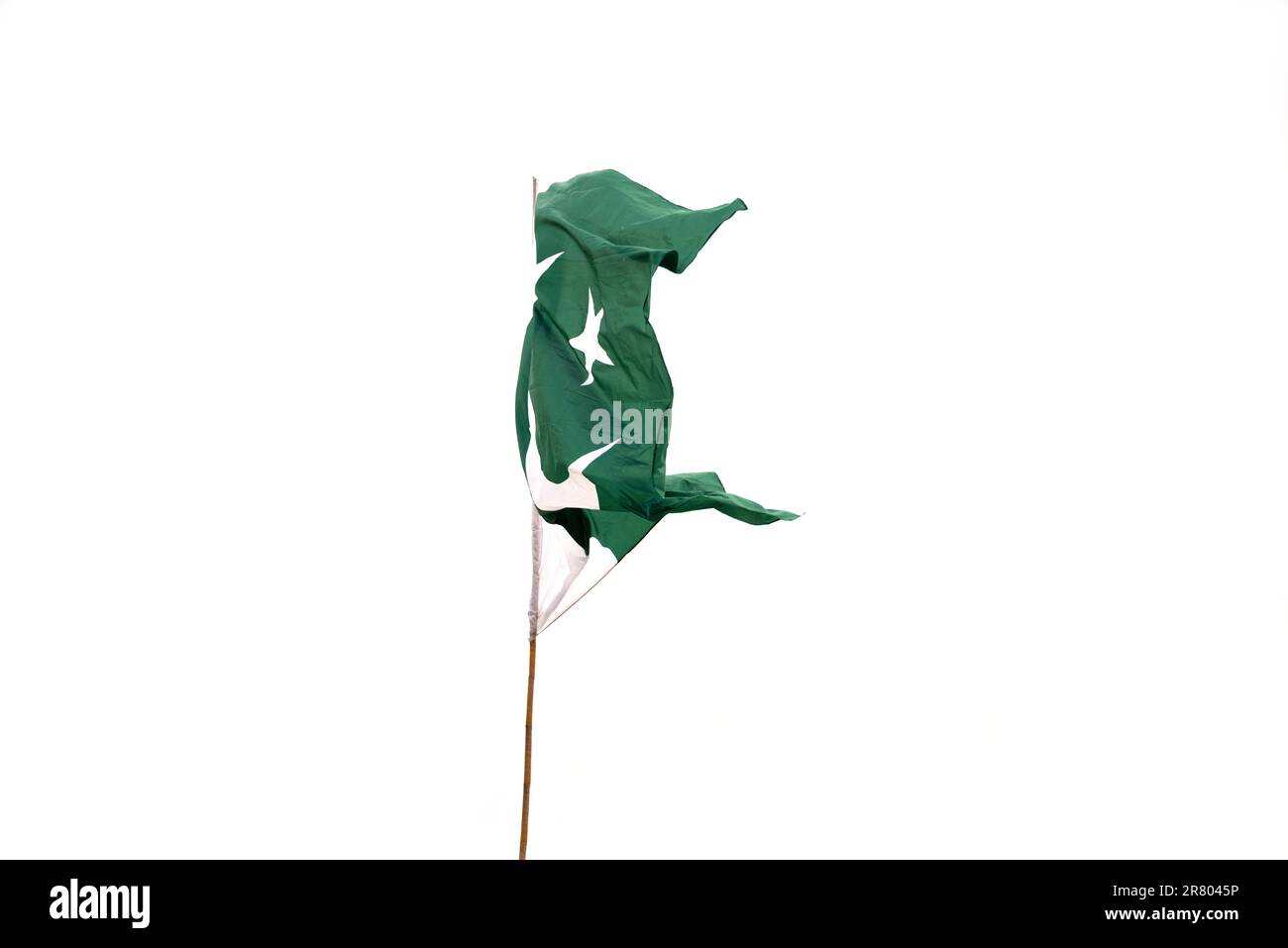 La bandiera nazionale del Pakistan vola nel cielo. Foto Stock