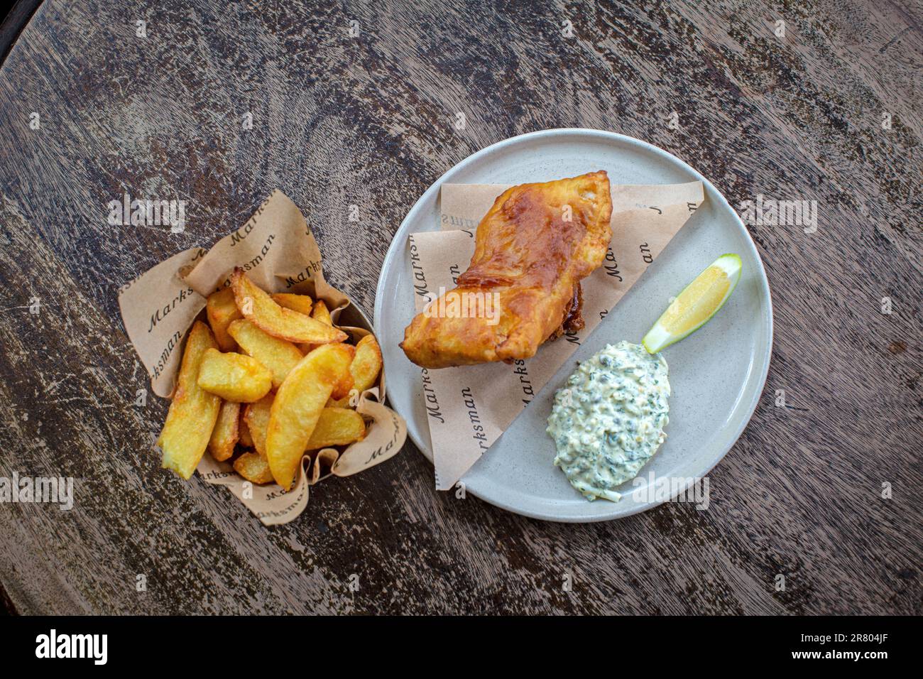 Pesce e patatine al tavolo nel pub o nel ristorante Foto Stock