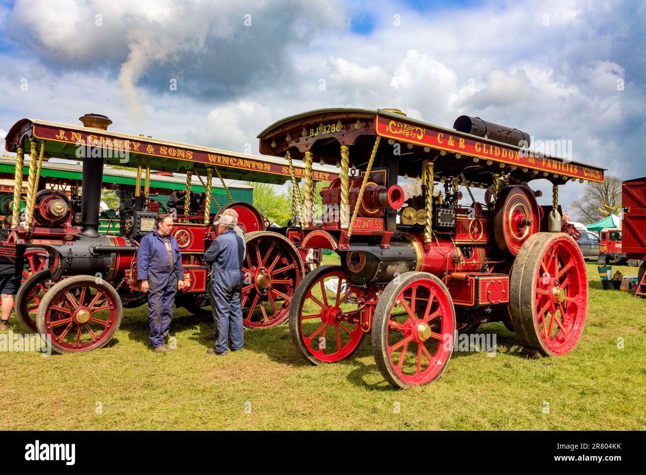Due motori dello showman restaurati 'Countess' e 'St Bernard' all'Abbey Hill Steam Rally, Yeovil, Somerset, Regno Unito Foto Stock