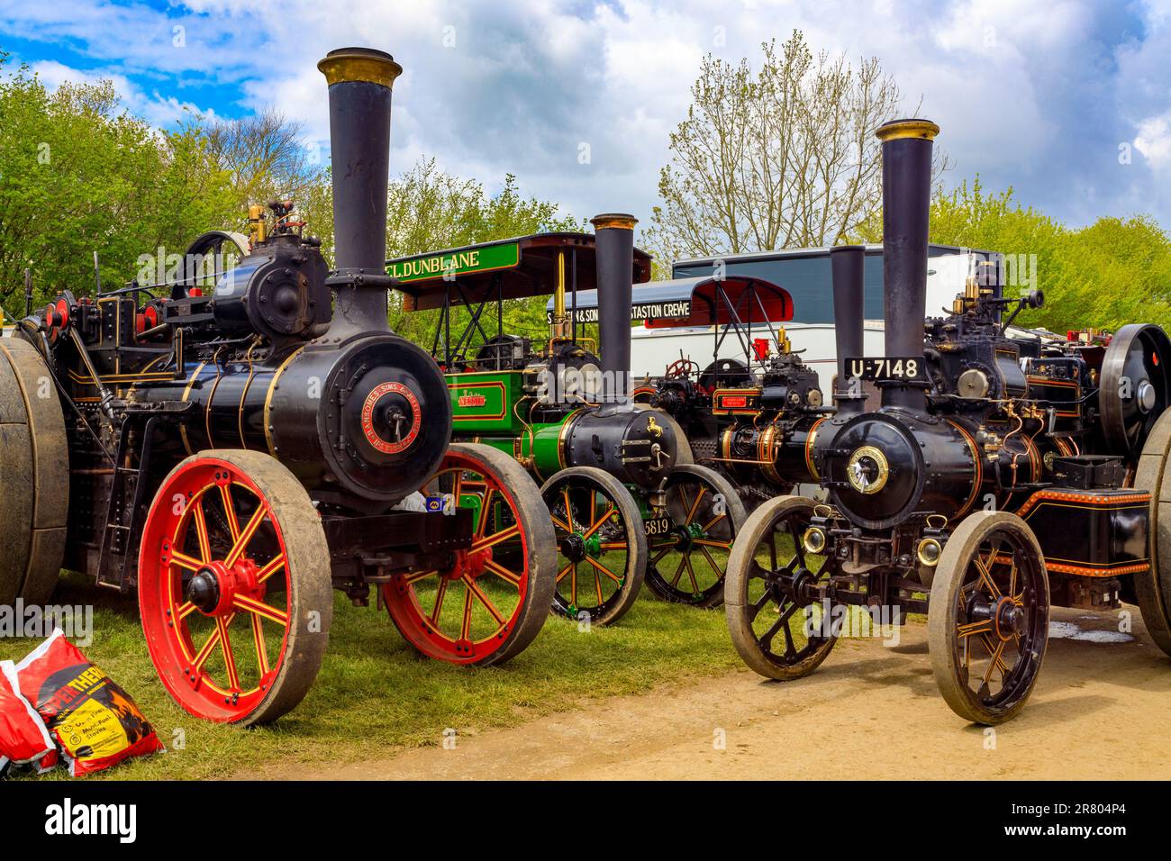 Tre motori di trazione in preparazione per l'esposizione all'Abbey Hill Steam Rally, Yeovil, Somerset, Inghilterra, Regno Unito Foto Stock