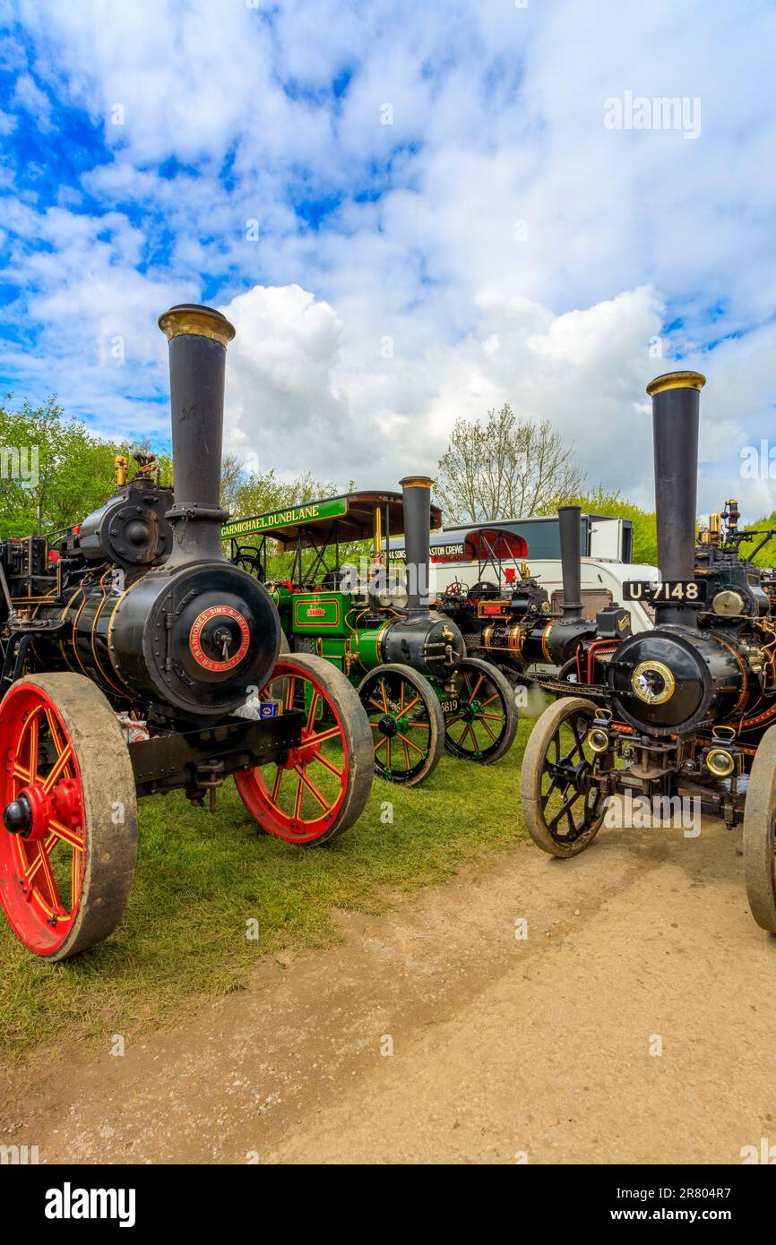 Tre motori di trazione in preparazione per l'esposizione all'Abbey Hill Steam Rally, Yeovil, Somerset, Inghilterra, Regno Unito Foto Stock