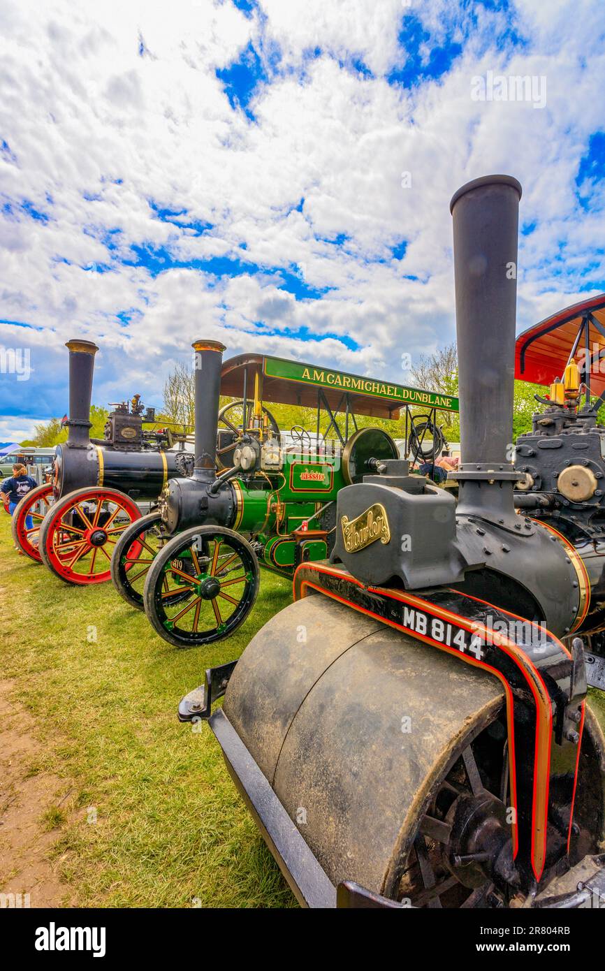 Tre motori di trazione in preparazione per l'esposizione all'Abbey Hill Steam Rally, Yeovil, Somerset, Inghilterra, Regno Unito Foto Stock