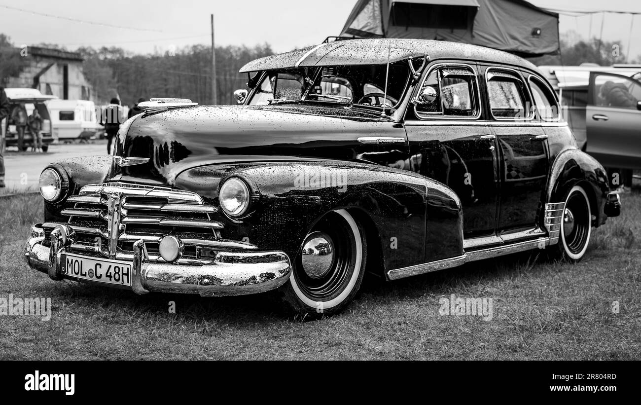 FINOWFURT, GERMANIA - 06 MAGGIO 2023: L'auto di dimensioni standard Chevrolet Stylemaster, 1948. Bianco e nero. Festival di gara 2023. Apertura stagionale. Foto Stock