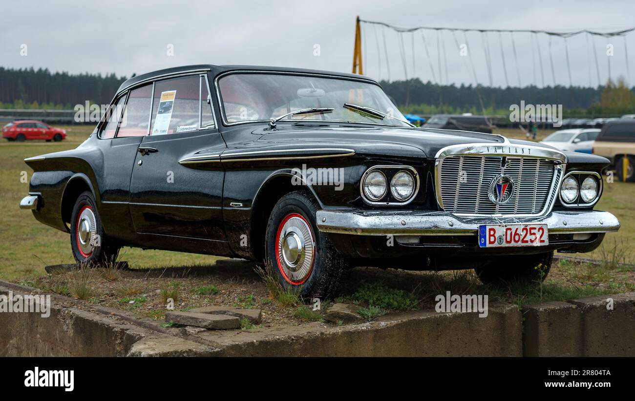 FINOWFURT, GERMANIA - 06 MAGGIO 2023: La vettura compatta Plymouth Valiant, 1962. Festival di gara 2023. Apertura stagionale. Foto Stock