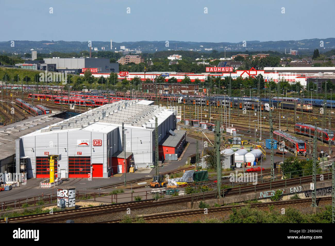 DB Regio hangar di manutenzione presso il deposito Deutzerfeld, distretto Deutz, Colonia, Germania. Wartungshallen der DB Regio am Betriebsbahnhof Deutzerfeld, D Foto Stock