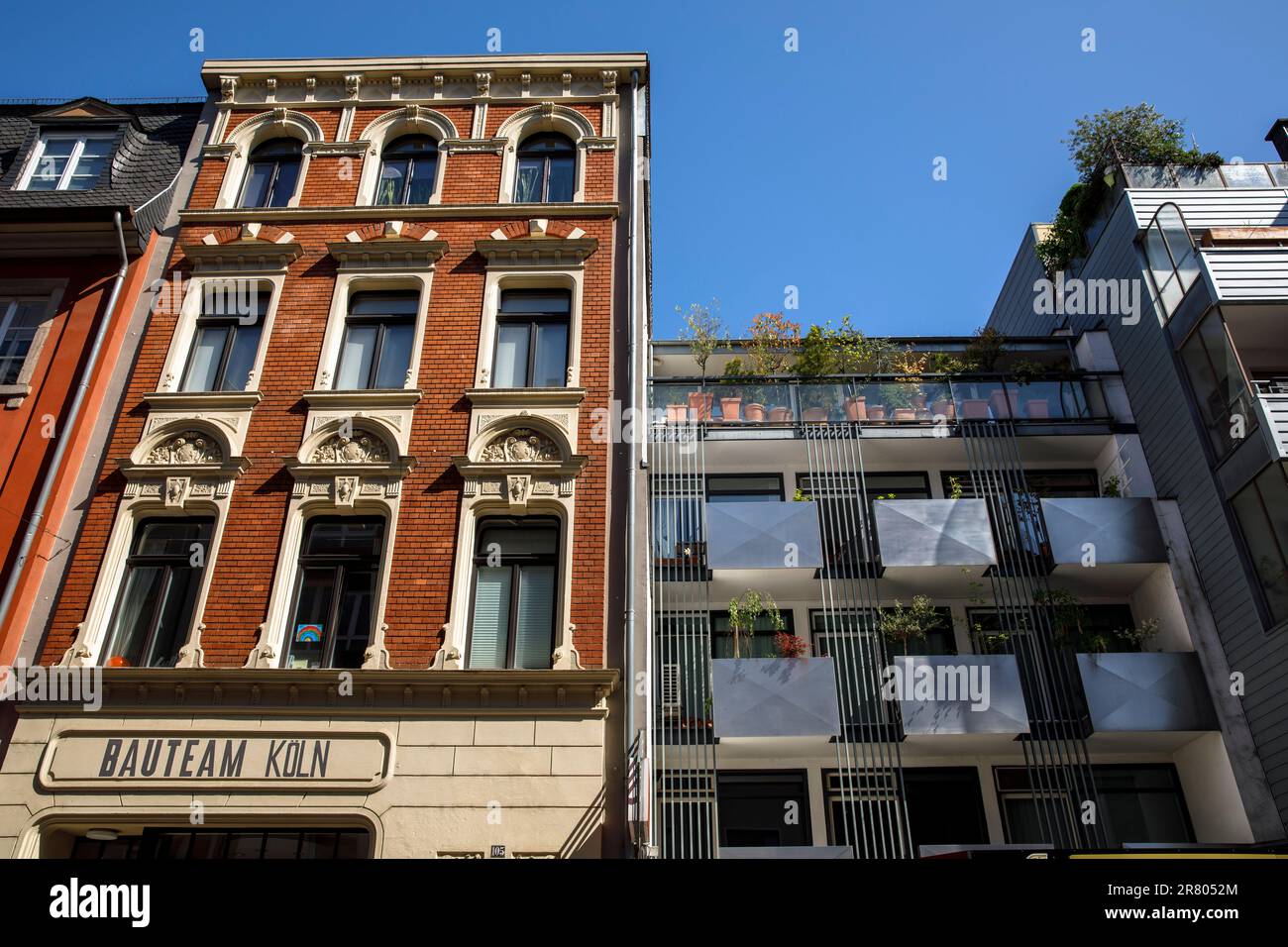 Facciata vecchia e moderna casa sulla strada Deutzer Freiheit nel quartiere Deutz, Colonia, Germania. alte und moderne Hausfassade an der Deutzer Freiheit i Foto Stock