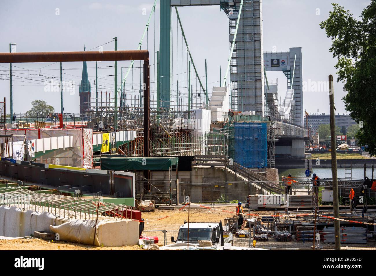 Il ponte di Muelheim sul Reno, impalcato per lavori di ristrutturazione, Colonia, Germania, die wegen Renovierungsarbeiten eingeruestete Muelheimer Bruecke Foto Stock