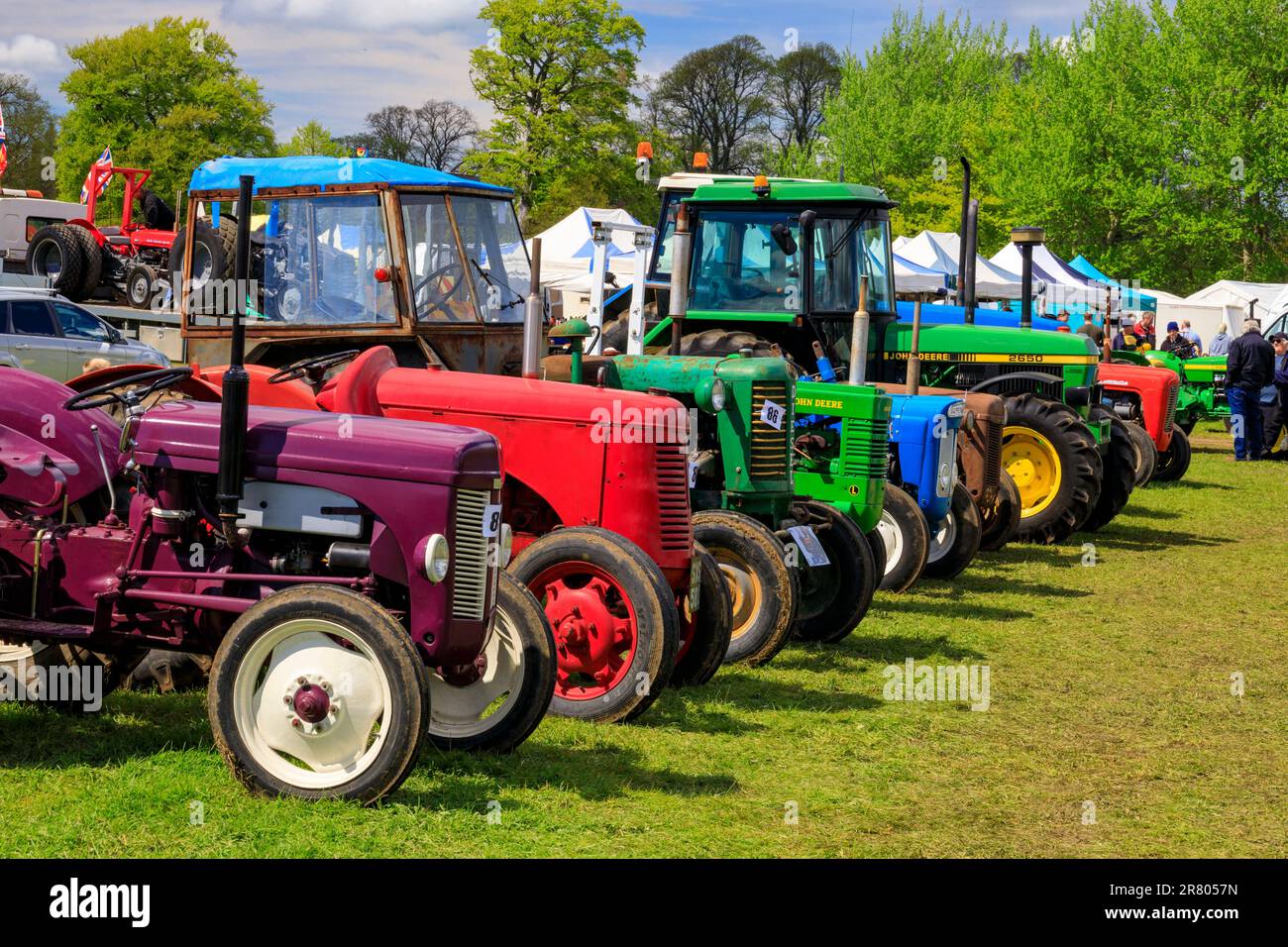 Un'esposizione di trattori conservati e restaurati all'Abbey Hill Steam Rally, Yeovil, Somerset, Inghilterra, Regno Unito Foto Stock