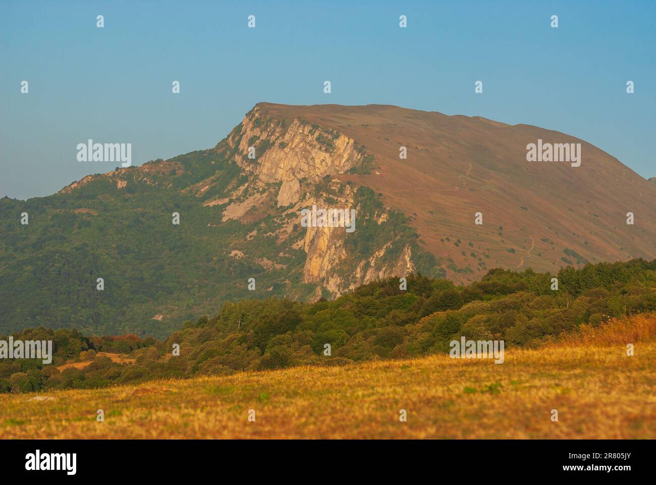 Bella vista estiva delle montagne del Caucaso a Racha, Georgia. Foto Stock