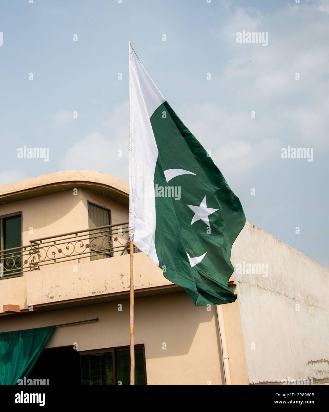 La bandiera nazionale del Pakistan che vola nel cielo blu con le nuvole, bandiera pakistana in nuvole sfondo cielo blu. Foto Stock