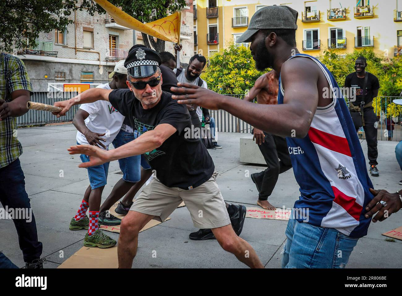 Madrid, Spagna. 17th giugno, 2023. Un paio di uomini simulano uno scontro tra immigrati e poliziotti durante una delle rappresentazioni teatrali che si tengono nelle strade del centro di Madrid. Diverse associazioni di immigrati del quartiere Lavapiés hanno rappresentato diverse performance nel pomeriggio di sabato 17 giugno per onorare i 73 immigrati uccisi a Melilla il 24 giugno 2022, dove si sono anche trovati 77 dispersi e 233 feriti. (Foto di David Canales/SOPA Images/Sipa USA) Credit: Sipa USA/Alamy Live News Foto Stock