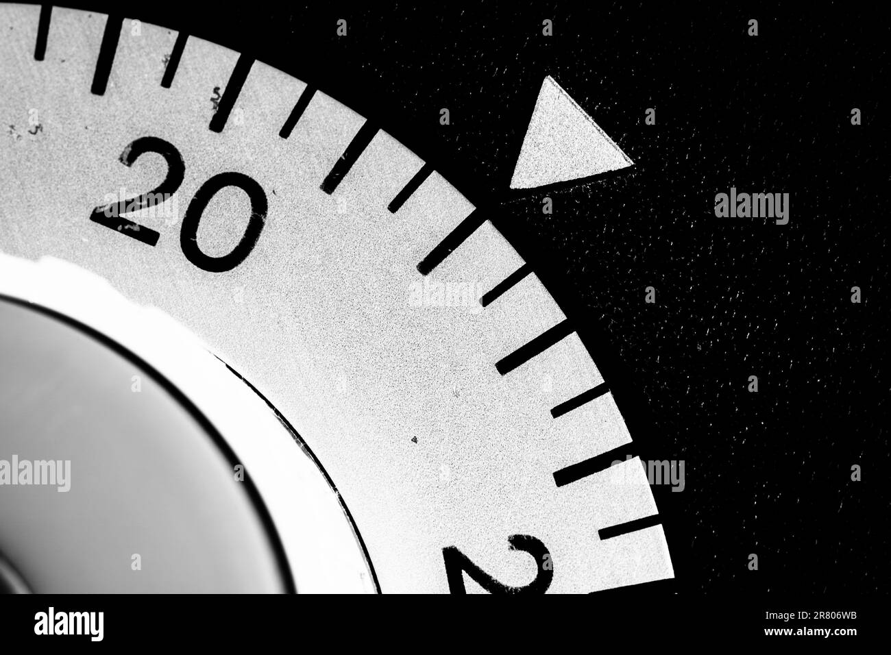 primo piano monocromatico di un timer analogico da laboratorio impostato su 22 Foto Stock