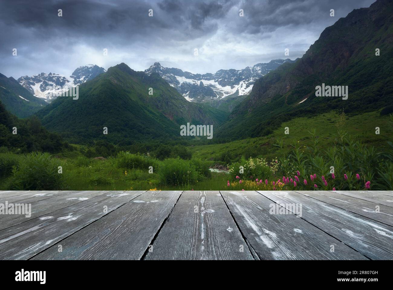 Bella valle estiva con tavolo in legno vuoto. Modello naturale paesaggio. Foto Stock