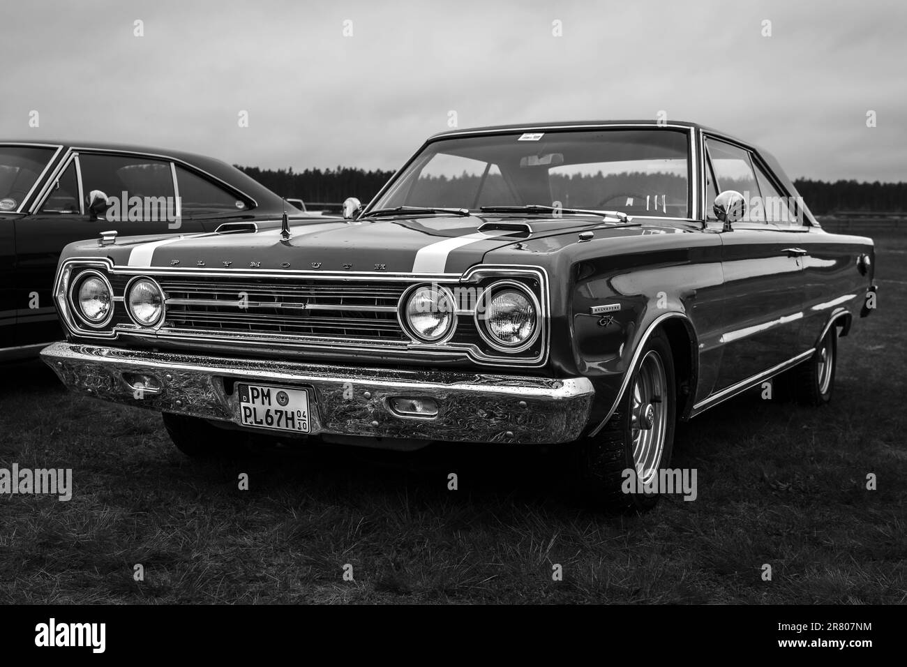 FINOWFURT, GERMANIA - 06 MAGGIO 2023: La vettura di medie dimensioni Plymouth Belvedere GTX, 1967. Bianco e nero. Festival di gara 2023. Apertura stagionale. Foto Stock